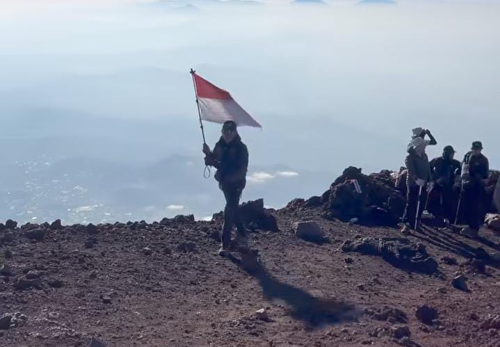 Peringati HUT ke-80 RI, Ratusan Pendaki Naik Gunung Slamet Jalur Bambangan