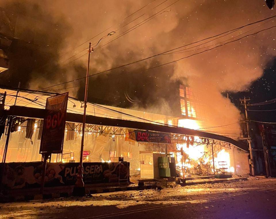 Kebakaran Hebat di Rita Pasaraya Cilacap, Lima Toko Terdampak