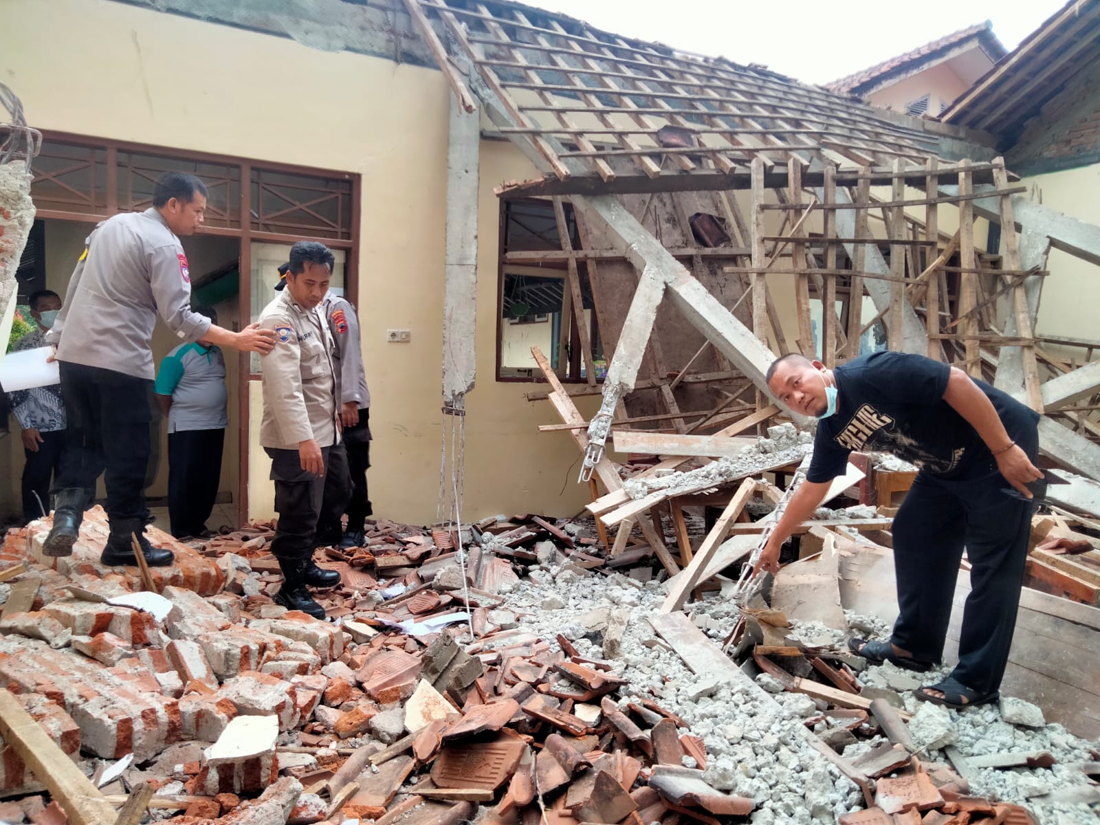 Sebelum Atap SMP PGRI 2 Ajibarang Ambruk, Terdengar Suara 'Kreket', Lalu Brakkkkkk, Ini Kesaksian Gurunya