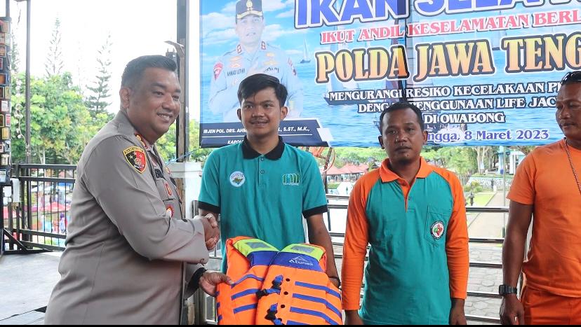 Cegah Kecelakaan Air, Polres Purbalingga Bagikan Rompi Pelampung 