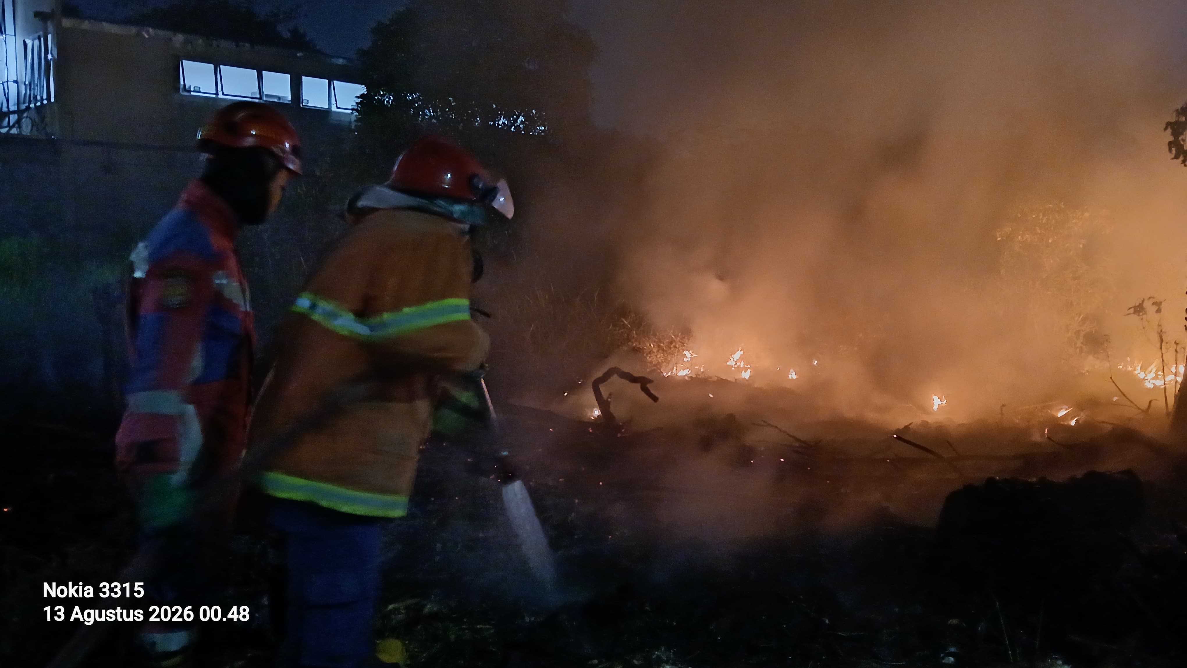 Lahan Kosong Terbakar Dini Hari di Arcawinangun, Damkar Padamkan Api Seluas 150 Meter Persegi