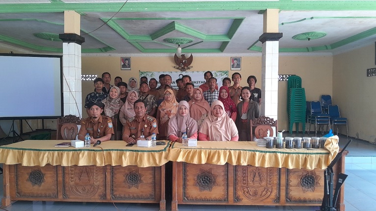 Tim Dosen PNC Olah Limbah Kerajinan Bambu Menjadi Biobriket Sebagai Bahan Bakar Alternatif di Desa Banjarwaru