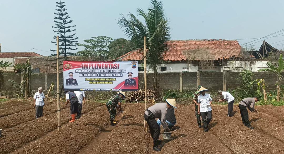 Polsek Purwareja Klampok Ubah Lahan Parkir Jadi Lahan Produktif Dukung Ketahanan Pangan Nasional