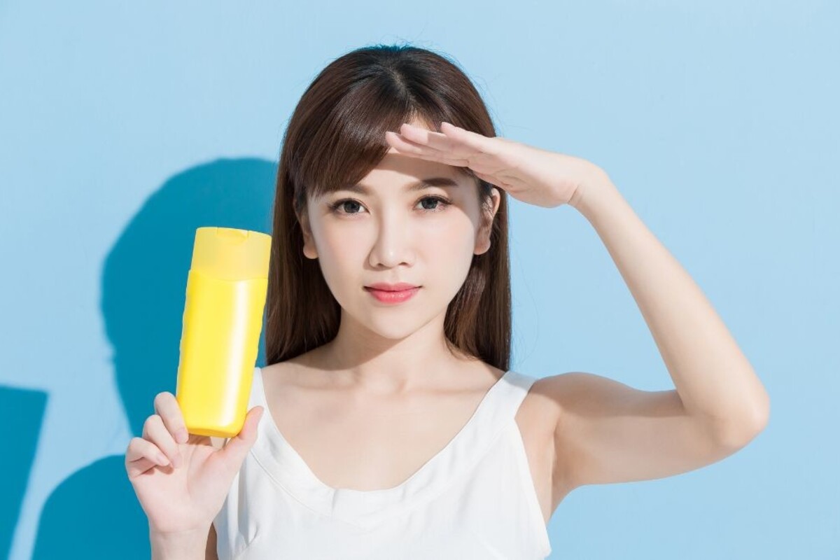 Inilah Perbedaan yang Bisa Diketahui Antara Sunscreen Spray dengan Sunscreen Bedak