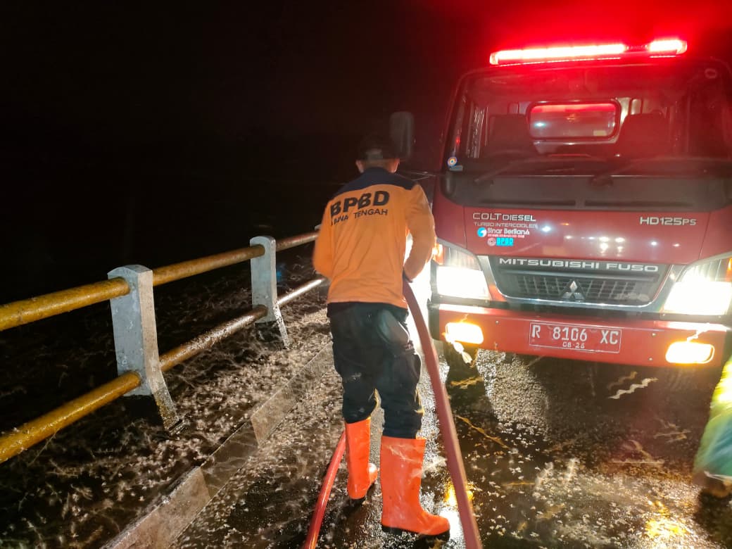 Dipenuhi Serangga Lembayang, Puluhan Sepada Motor Tergelincir dan Jatuh di Jembatan Sungai Klawing Pasren