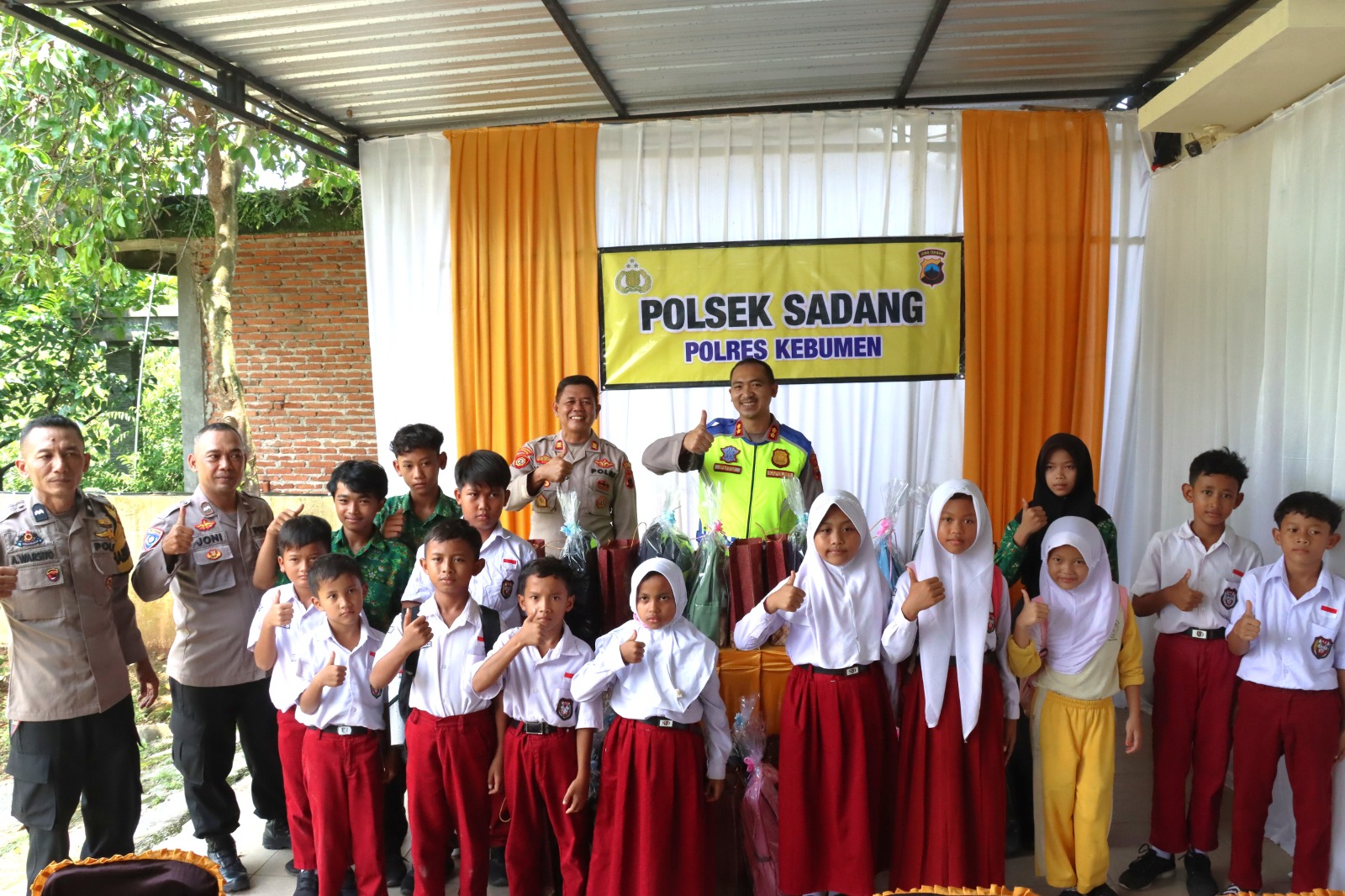 Kapolres Kebumen Salurkan Bantuan Siswa Kurang Mampu
