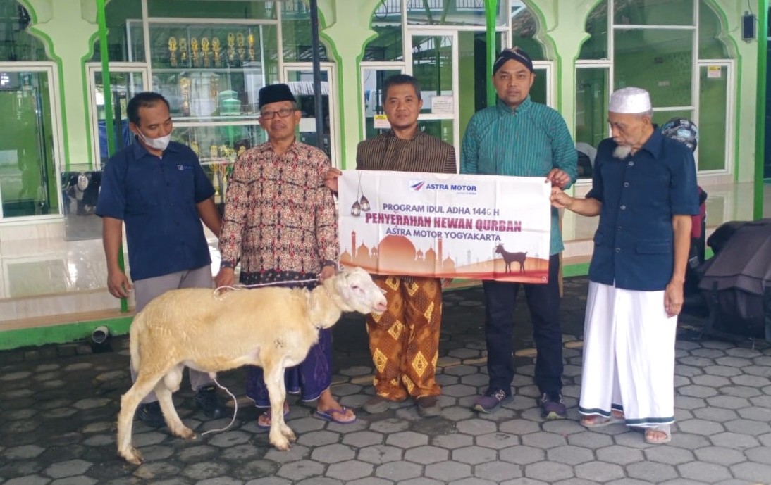 Semangat Rayakan Hari Raya Iduladha 1446 H Astra Motor Yogyakarta Serahkan Hewan Kurban