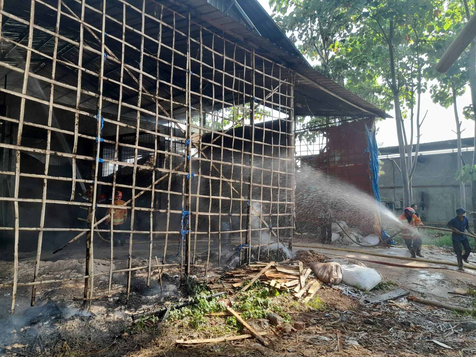 Gudang Limbah Serbuk Kayu Milik PT Sabda Alam di Majenang, Cilacap Terbakar