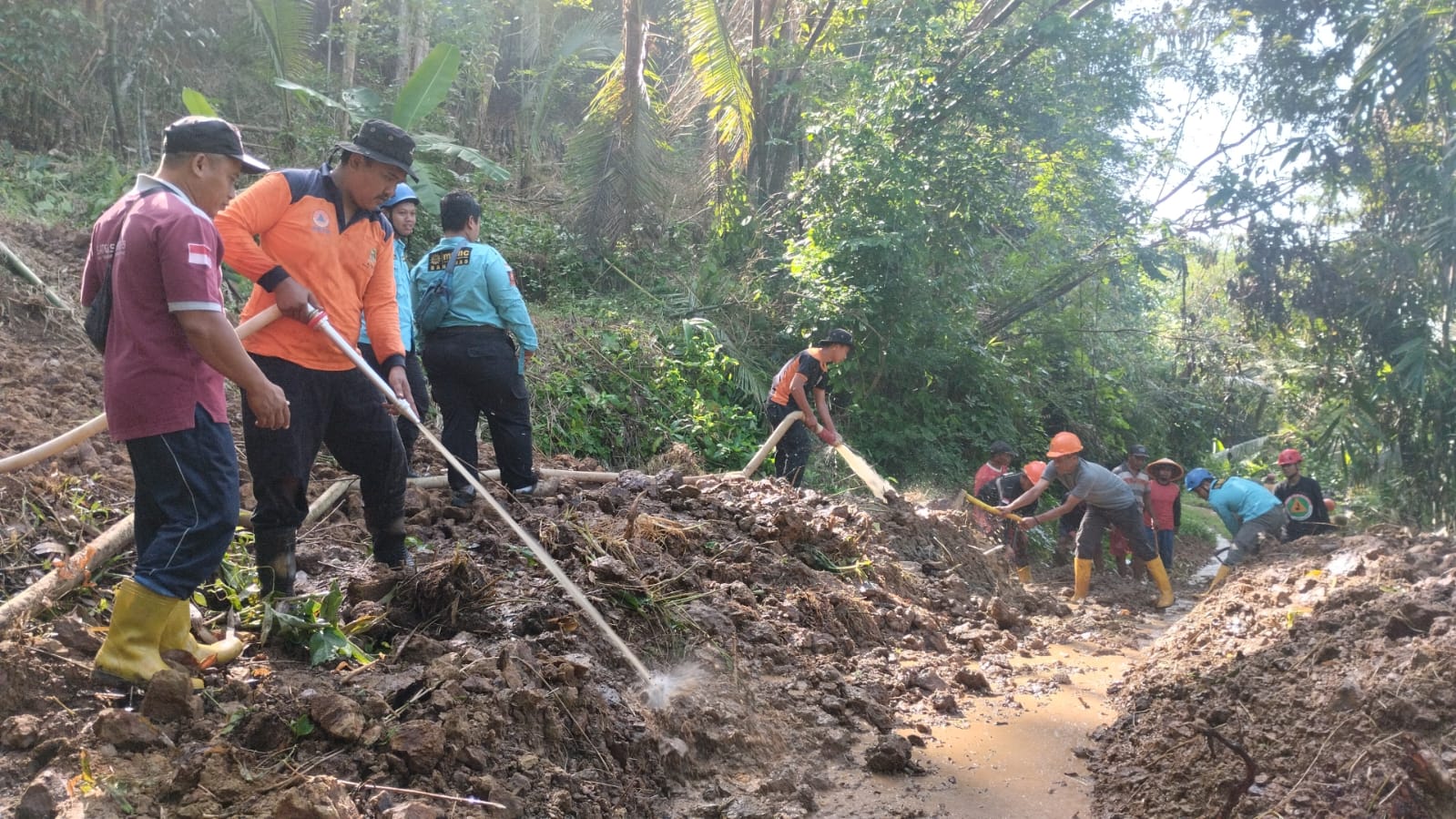 Material Longsor di Desa Tamansari Karanglewas Dibersihkan 