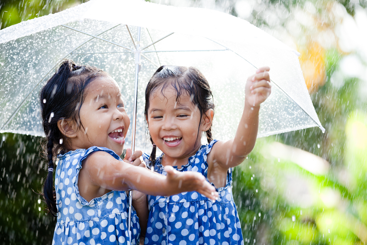 6 Manfaat Hujan-Hujanan Untuk Anak Kecil, Jangan Terlalu Fokus Pada Bahayanya!