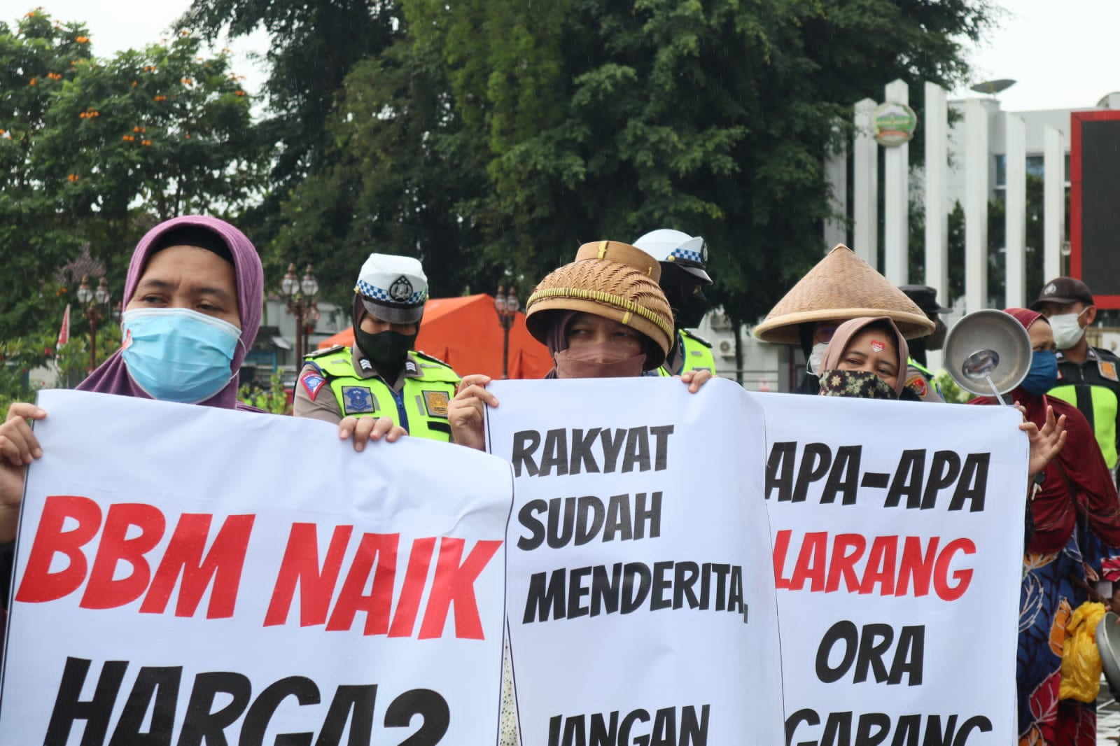 Puluhan Emak-emak Tetap Bertahan Demo Meski Diguyur Hujan Deras di Purwokerto