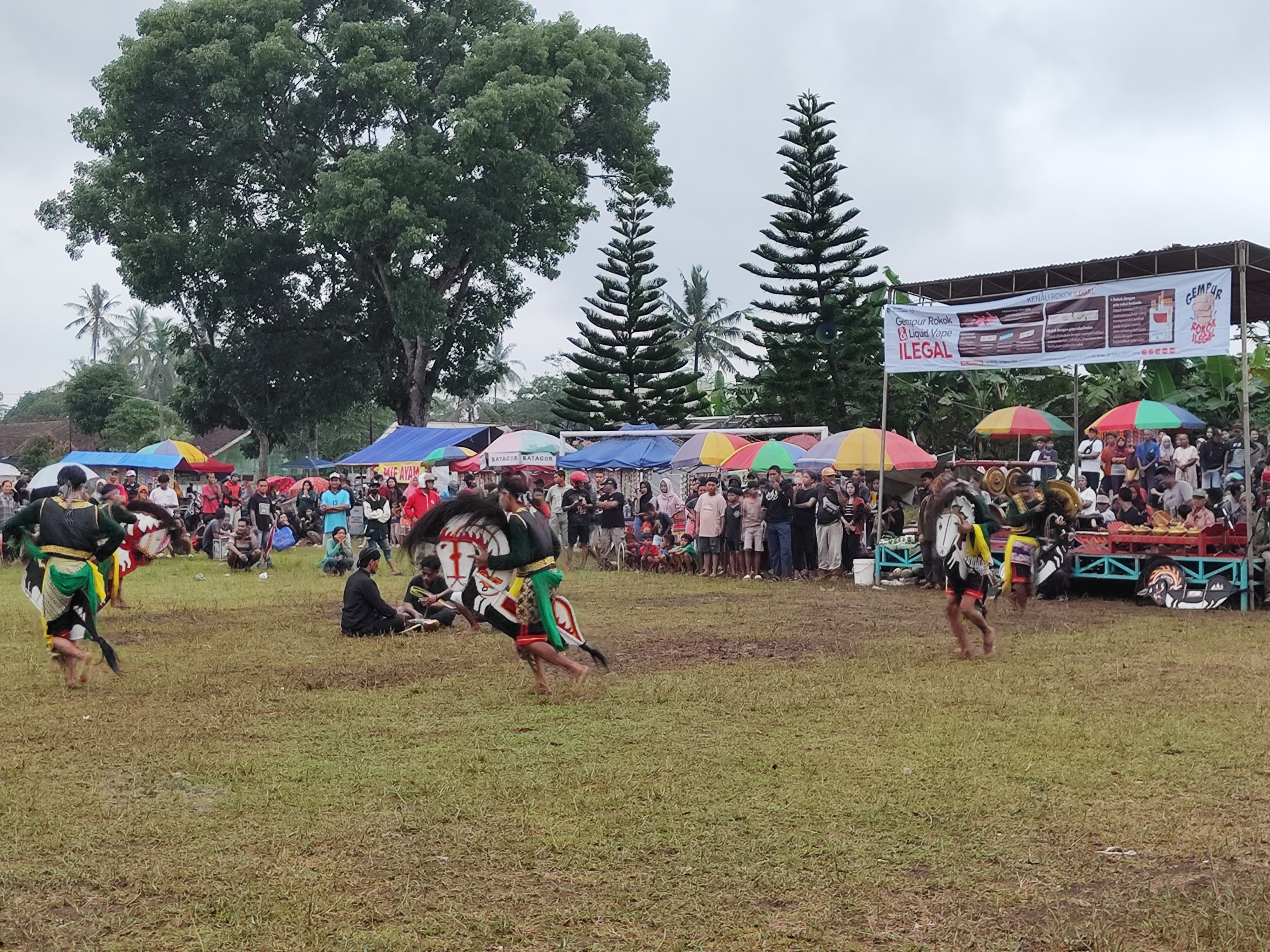 Dinkominfo Kabupaten Banyumas Sosialisasi Gempur Rokok Ilegal yang Dikemas dengan Kesenian Ebeg