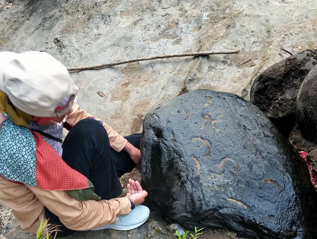 Batu Diduga Prasasti Ditemukan di Bantaran Sungai Cijolang Dayeuhluhur