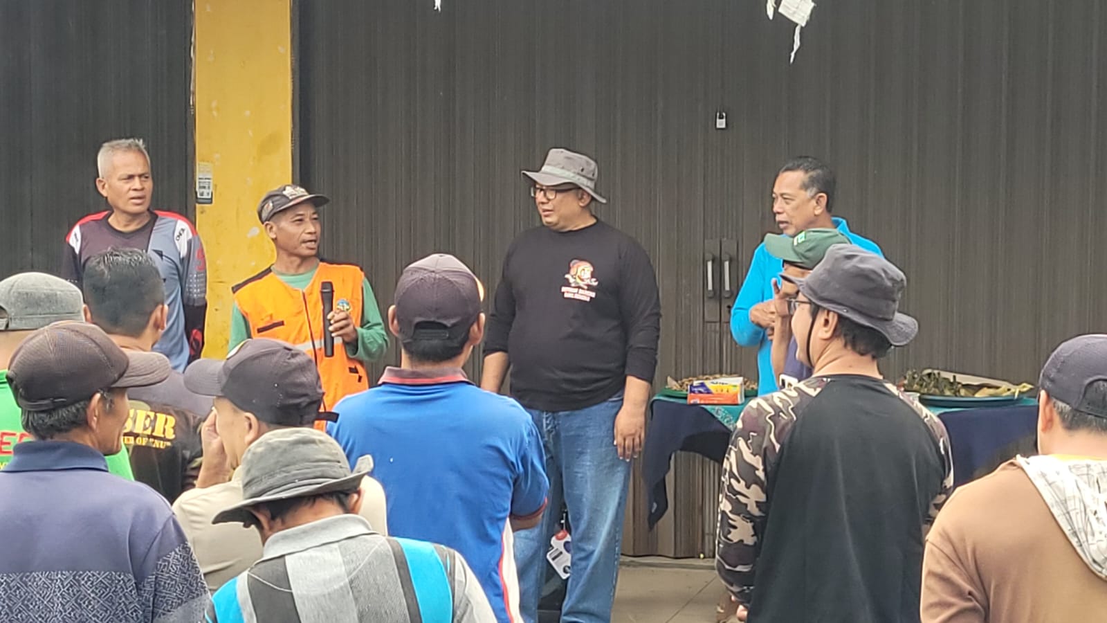 Sekda Banyumas Bersama Warga Gotong Royong Tebang Pohon Yang Mengganggu Akses Jalan