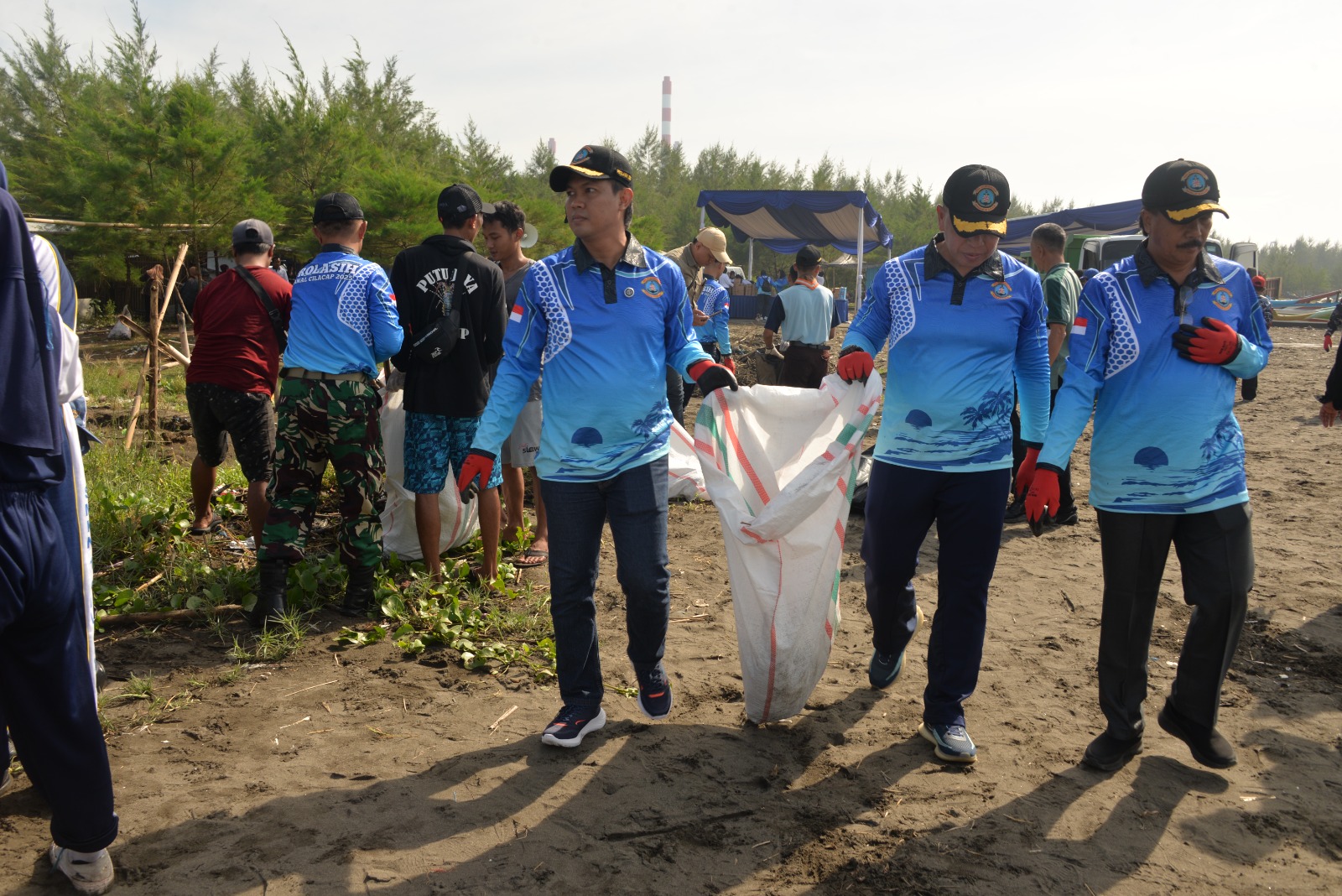 Program Laut Bersih, Ratusan Relawan Bersihkan Pantai Menganti Cilacap dari Tumpukan Sampah