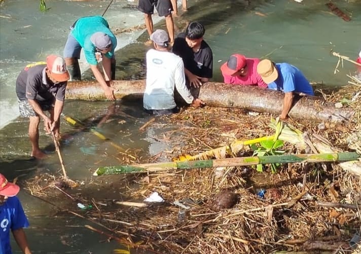 Material Kayu Penuhi Bendung Karanggedang Banyumas, Banjir Sungai Reja Dua Hari Berturut-Turut