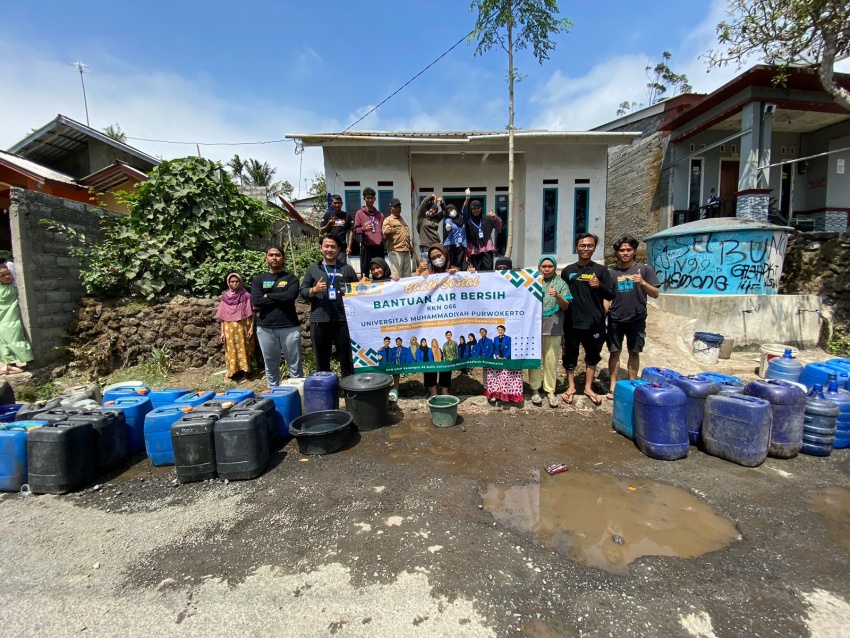 Mahasiswa KKN UMP Distribusikan Bantuan Air Bersih ke Desa Terdampak Kekeringan