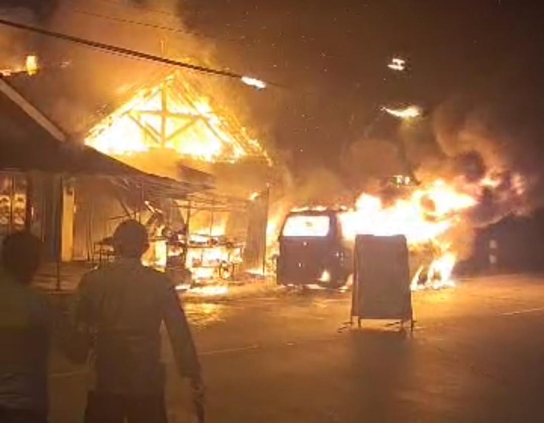 Mobil Terbakar, Sambar Rumah Warga di Tambak