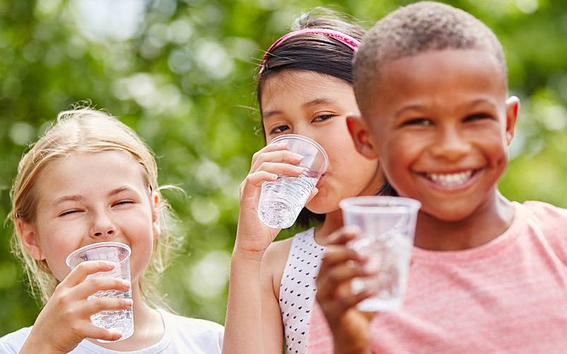 7 Cara Membuat Anak Rajin Minum Air Putih, Penting Untuk Kesehatan