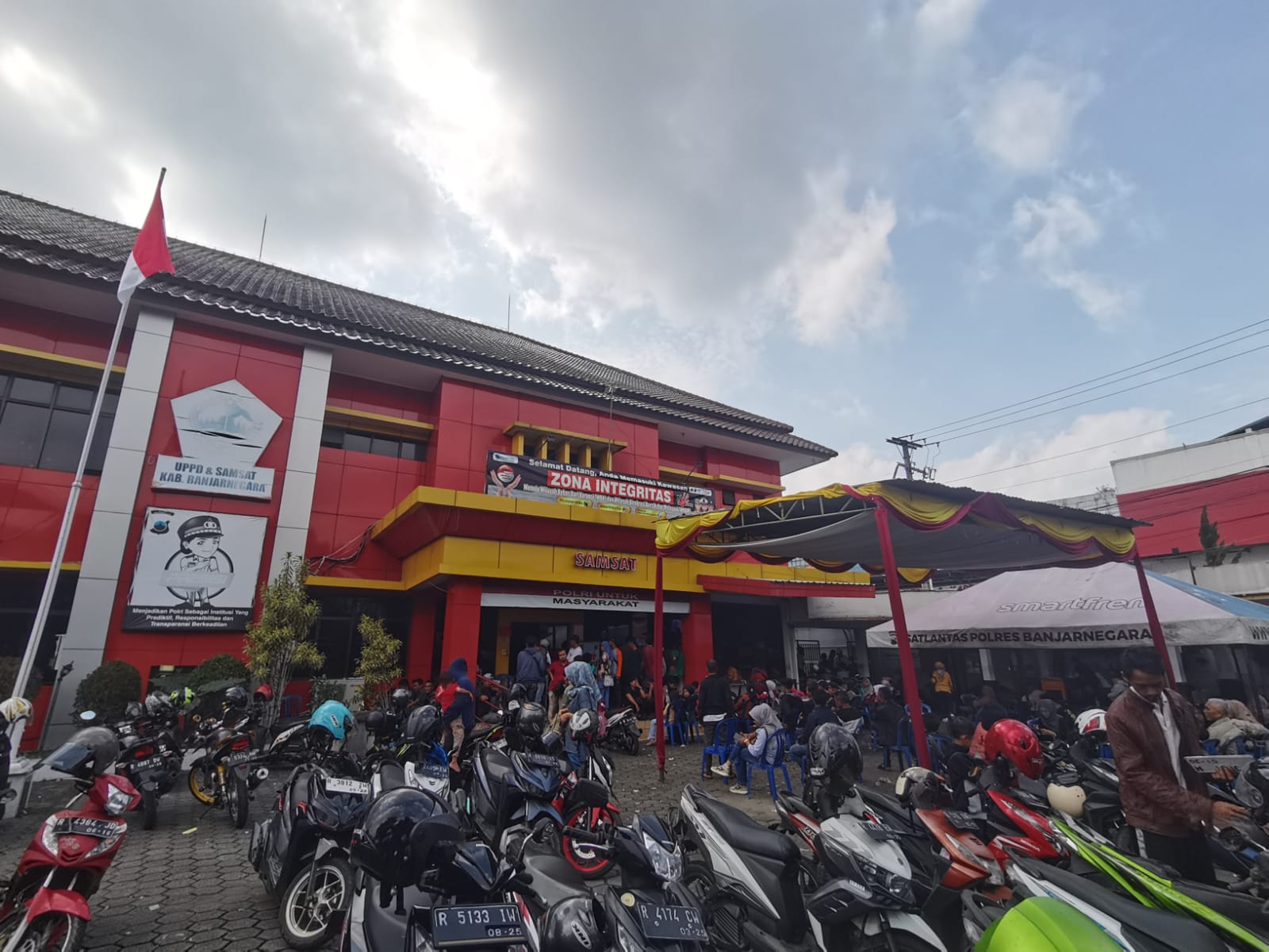 Hari Terakhir Pemutihan Pajak, Antrean Warga Memadati Kantor Samsat Banjarnegara