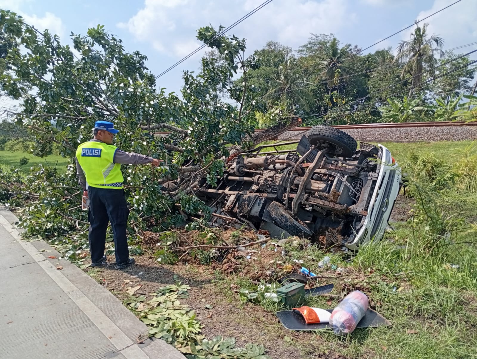 Truk Tangki Terguling ke Sawah Kemranjen Banyumas, Sopir Selamat