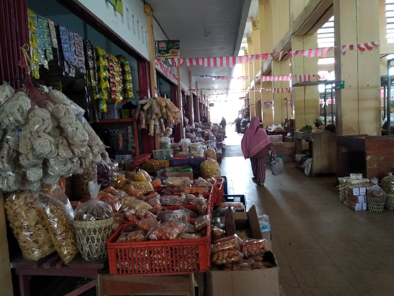 Jelang Nataru, Pedagang Stok Cemilan