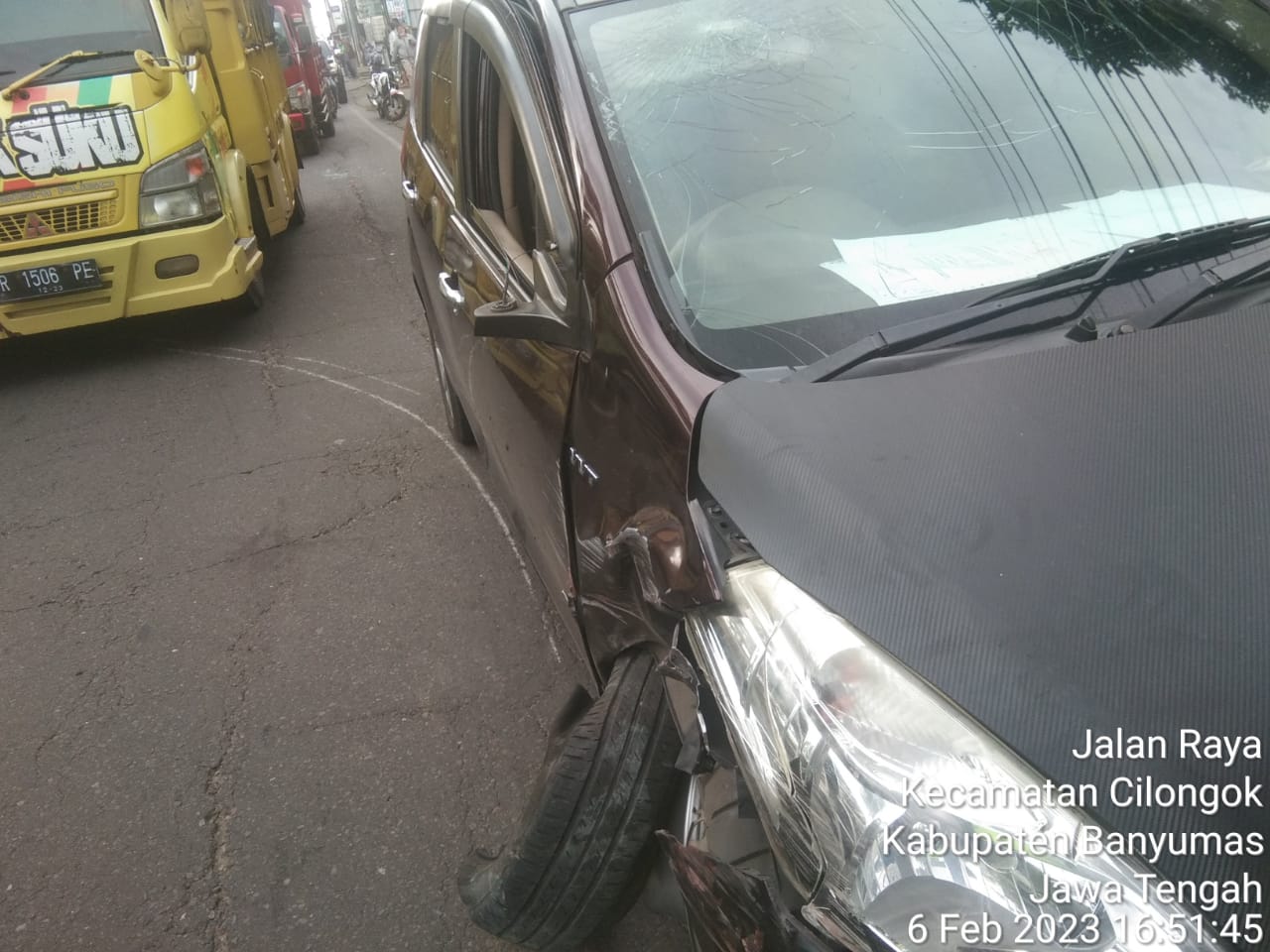 Kecelakaan Beruntun 3 Mobil dan 1 Sepeda Motor di Jalan Raya Cilongok - Purwokerto