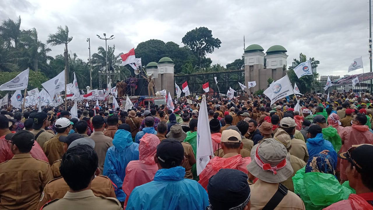 Lebih Dari 1.000 Perangkat Desa Banyumas Berangkat Demo ke Jakarta 
