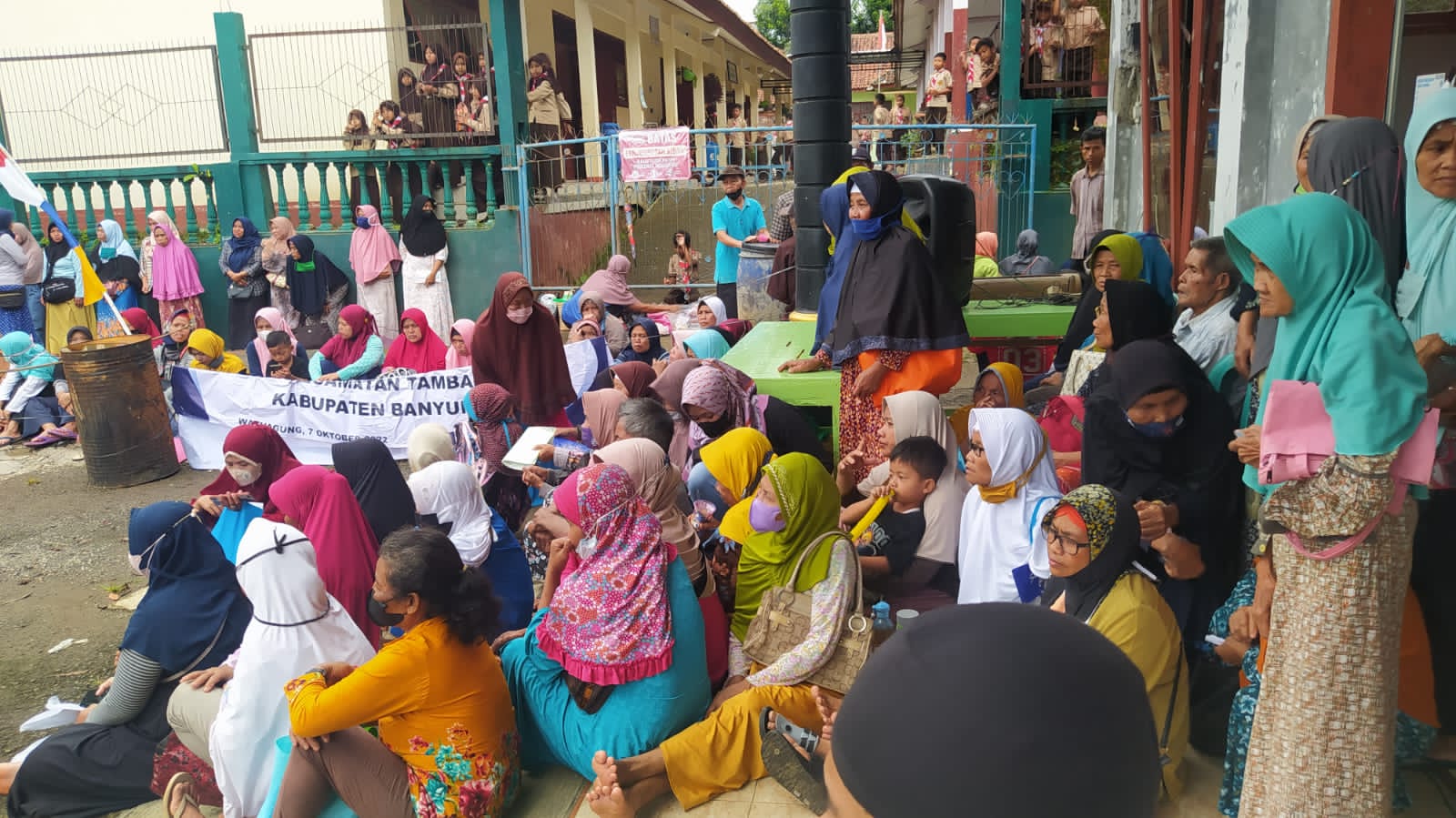 Terima Bansos, Warga di Watuagung Sabar Menunggu Antrean Sambil Selonjoran di Komplek Kantor Desa