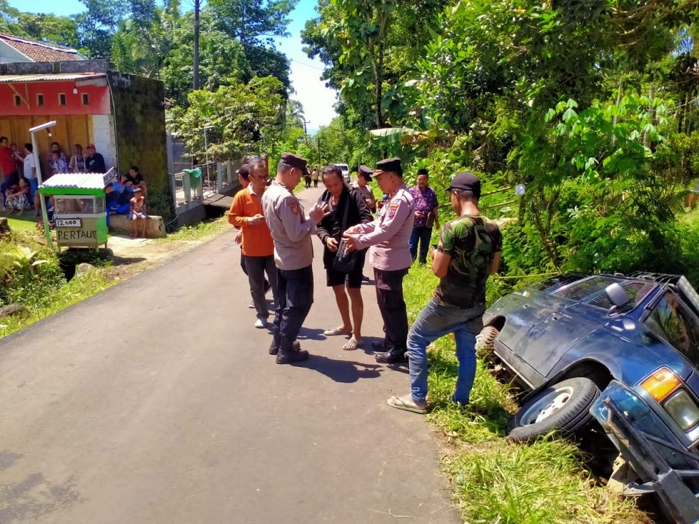 Pengemudi Mengantuk, Isuzu Panther Masuk Got di Desa Cendana