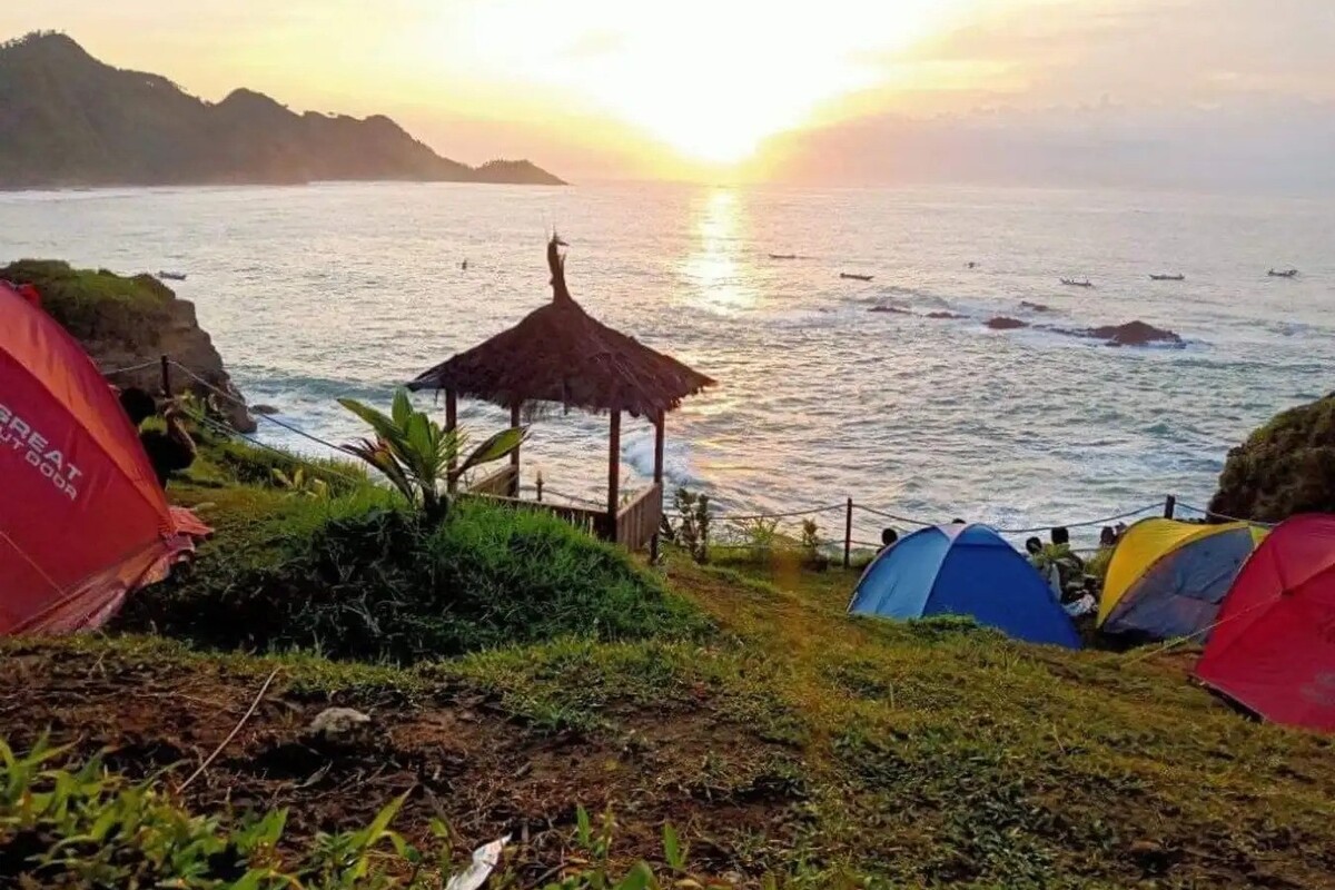 Camping di Pantai Menganti Kebumen, Keindahan yang Luar Biasa