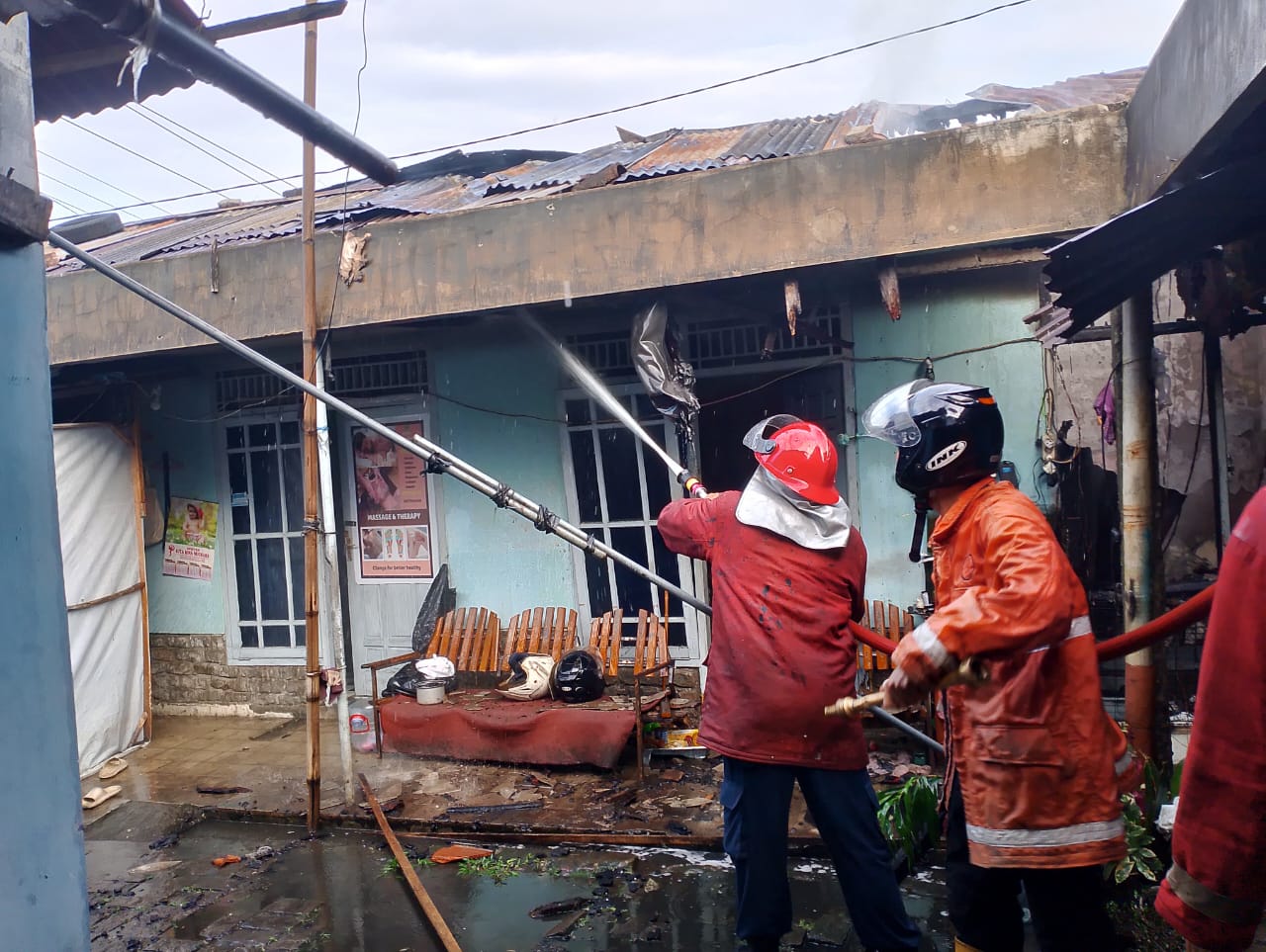Tiga Kamar Kos Terbakar di Sumampir, Diduga Akibat Korsleting Listrik
