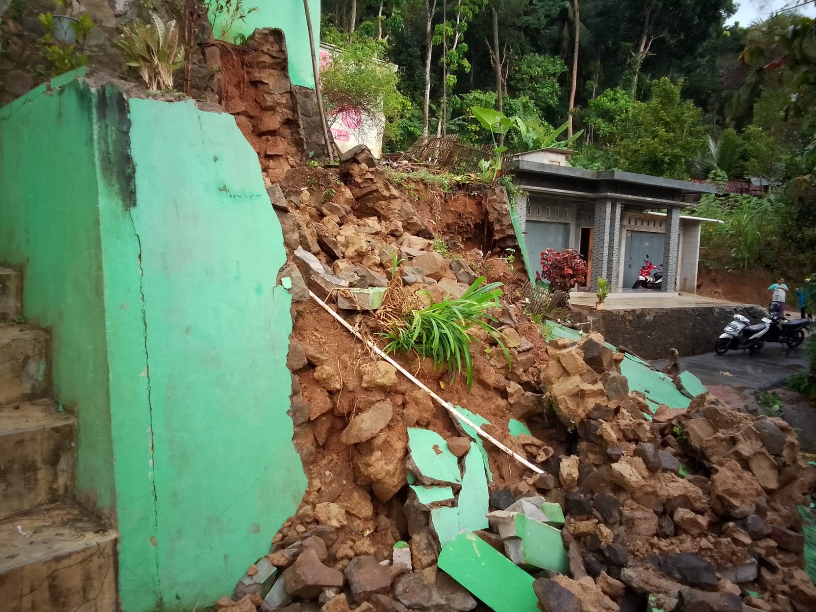 Benteng Pondasi SDN Cibalung 04 Longsor Akses Jalan Tertutup