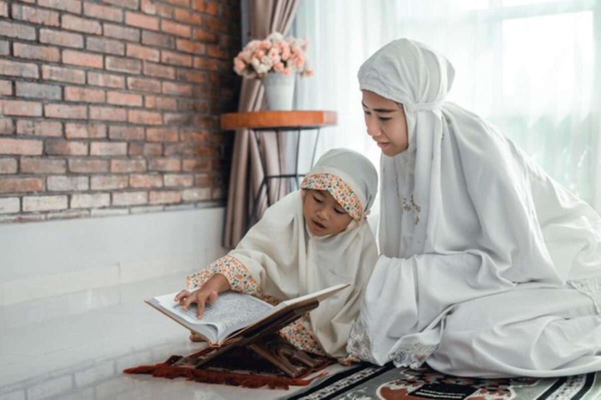 6 Cara Mudah Mengajarkan Anak Membaca Al-Qur'an Sejak Dini 