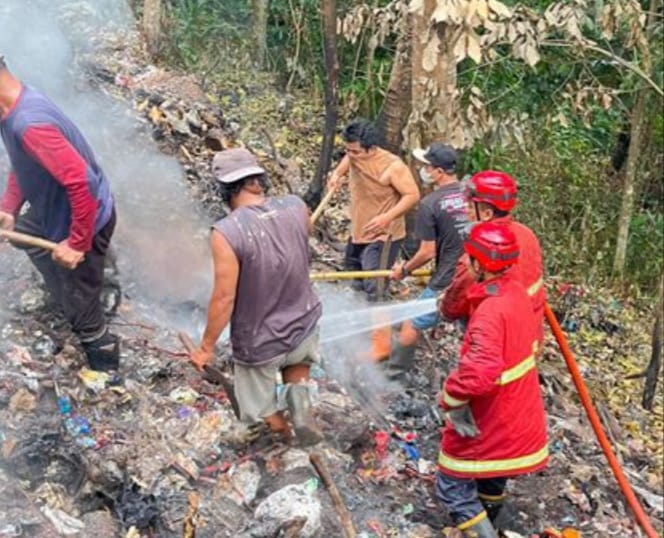 Damkar Sayangkan Pembakaran Sampah di TPS Liar di Mrebet