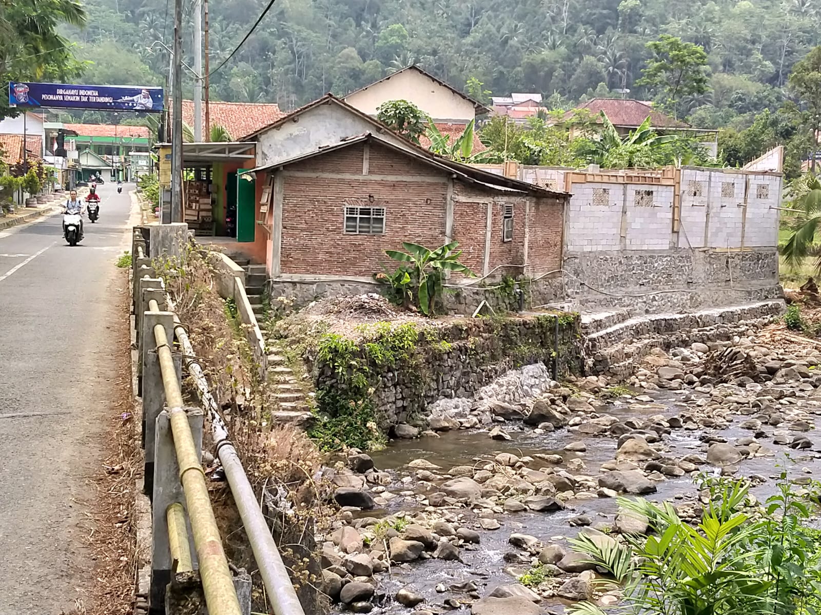 Pembangunan di Sempadan Sungai Kawung, Pekuncen, Banyumas Terus Berjalan, Pihak Kecamatan Tak Punya Wewenang