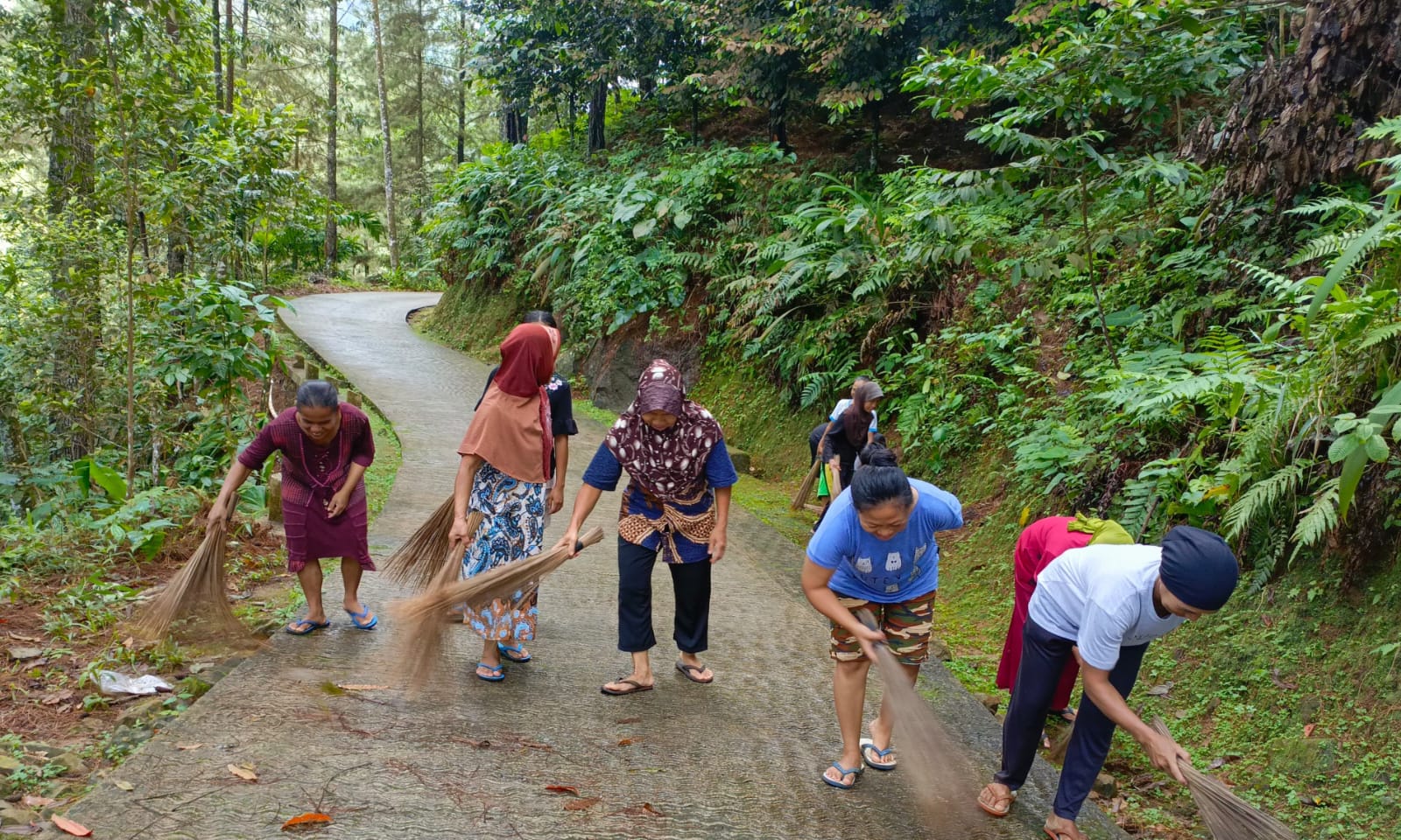 Warga Watuagung Ciptakan Tradisi Rawat Jalan, Ukir Rasa Syukur dan Terima Kasih atas Pembangunan