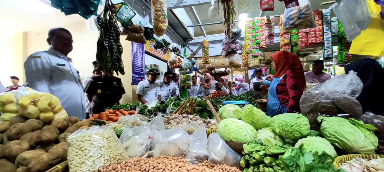 Pj Bupati Banjarnegara Sidak ke Pasar Kota dan Toko Modern, Pastikan Harga Bahan Pokok 