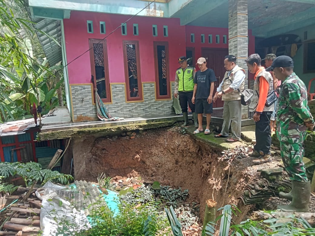 Longsor Nyaris Gerus Rumah Warga Padureso