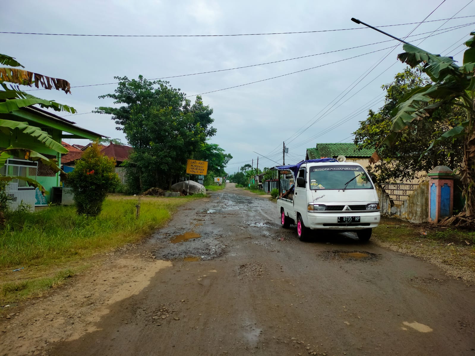 Warga Kroya Minta Jalan Kabupaten Segera Diperbaiki