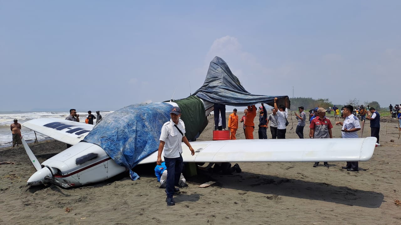 Pesawat Latih Milik Sekolah Penerbangan di Cilacap Lakukan Pendaratan Darurat di Pantai Cemara Sewu