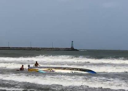 Kapal Nelayan Pencari Benur Terbalik di Teluk Penyu Cilacap, Dua ABK Selamat
