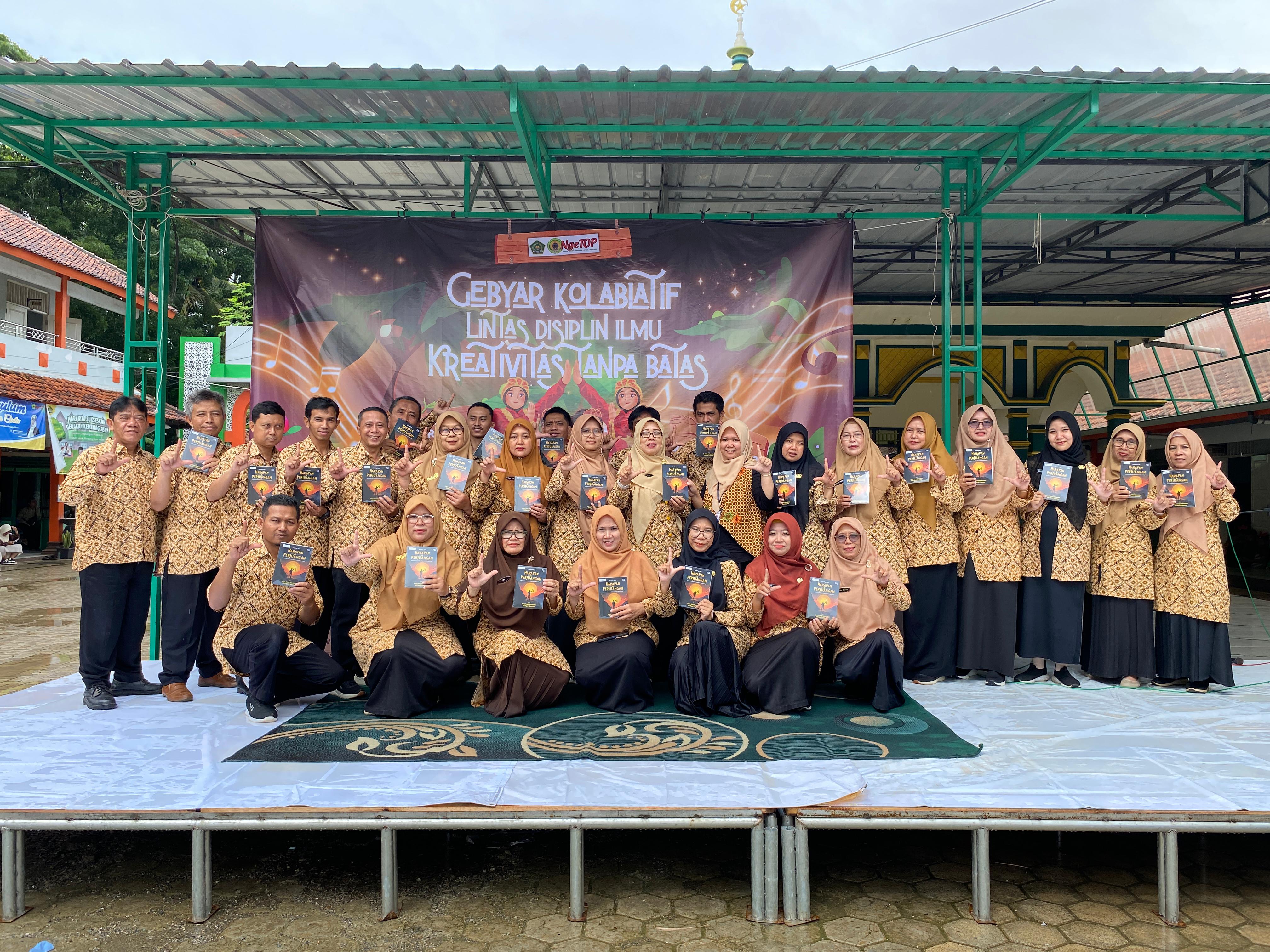 MTs Negeri 2 Banyumas Luncurkan Buku Antologi Puisi Karya GTK: Harapan & Perjuangan