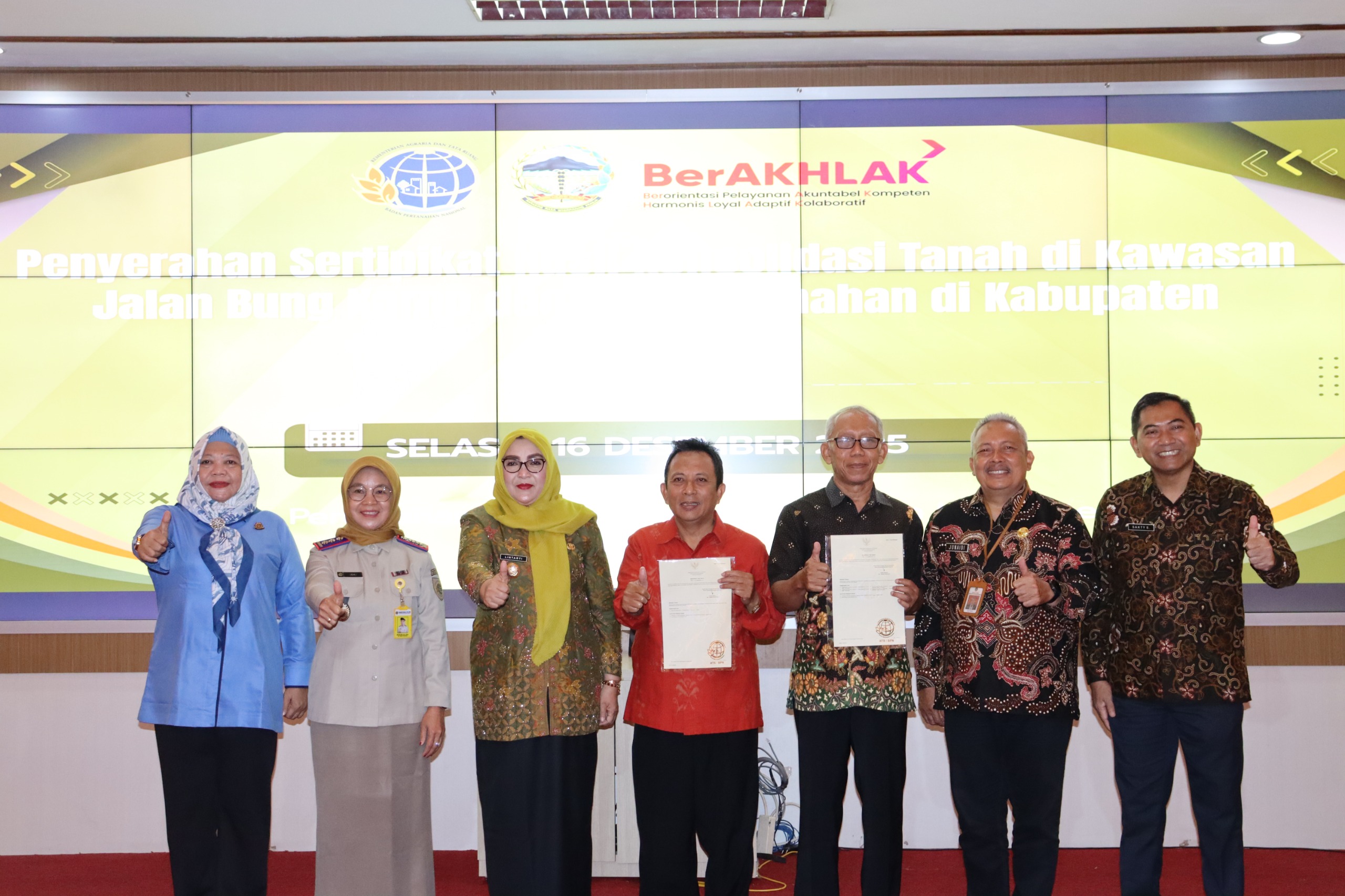 Wabup Serahkan 100 Sertifikat Hasil Konsolidasi Lahan Jalan Bung Karno