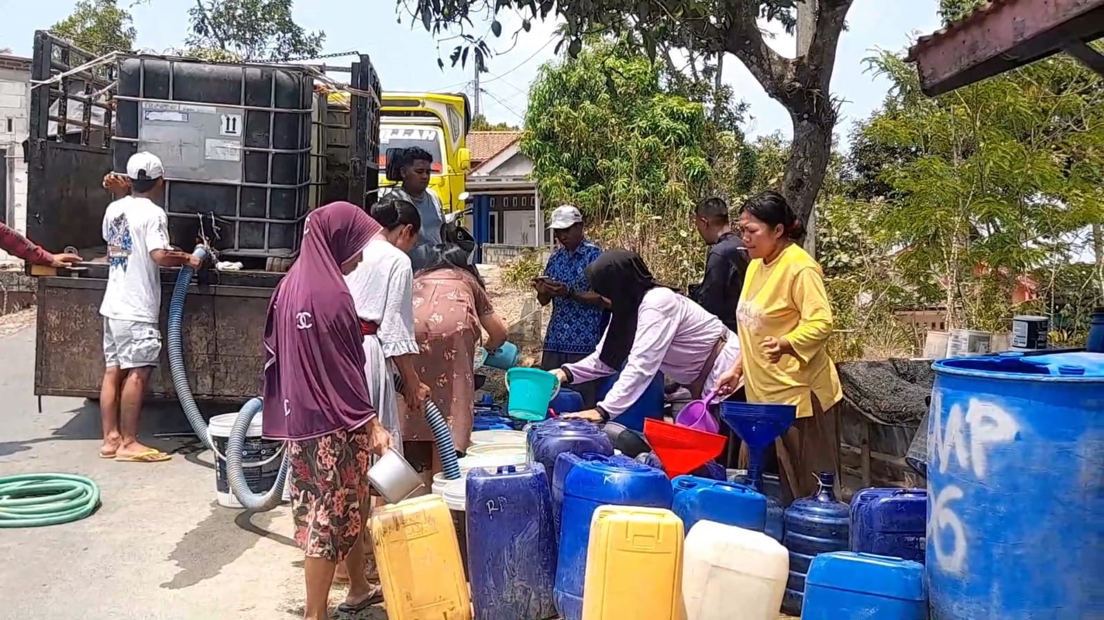 Kemarau Sejak Mei, Warga Kaliajir Banjarnegara Kini Bergantung pada Bantuan Air Bersih