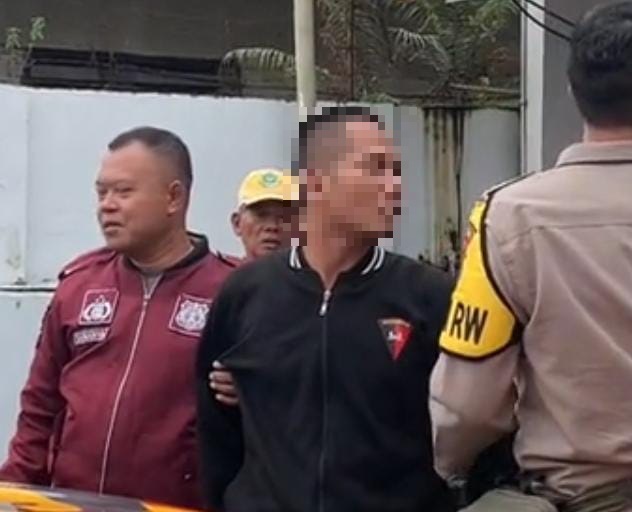 Viral! Lelaki Berjaket Lambang Brimob Diduga Mencuri Tolak Angin di Indomaret Purwokerto