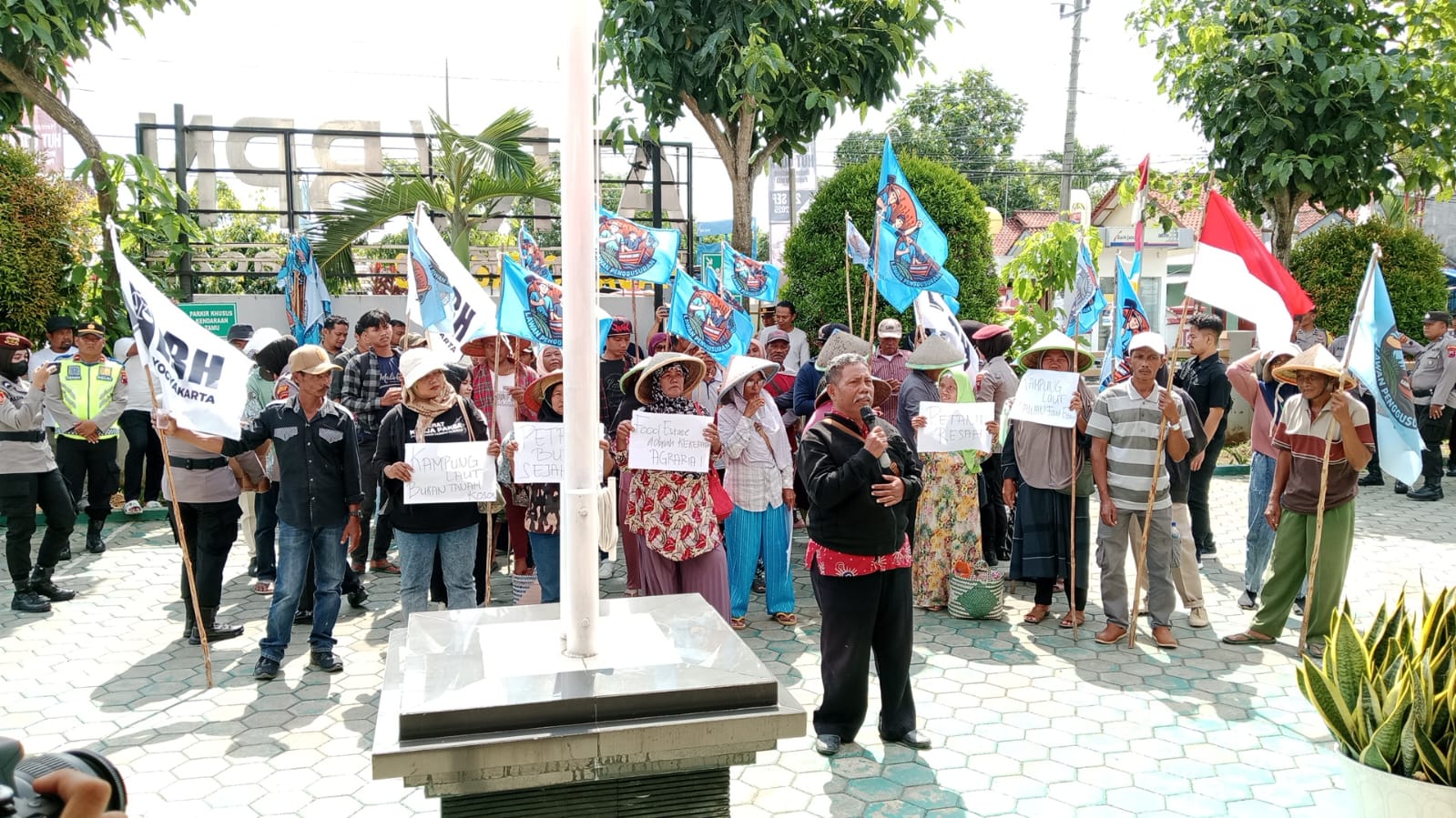 Puluhan Warga Kampung Laut Geruduk Kantor ATR/BPN Cilacap, Tuntut Kepastian Hak Tanah