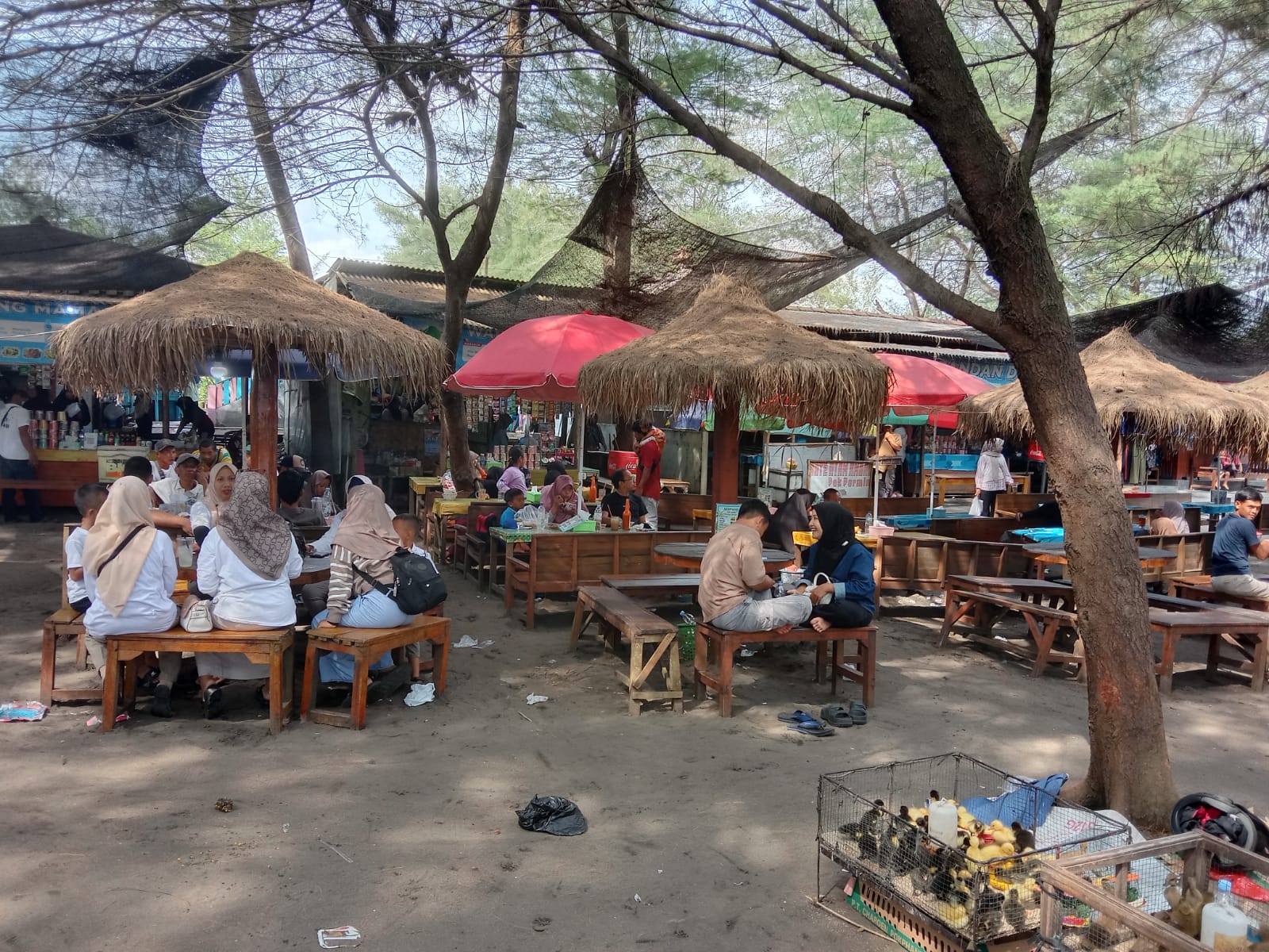 Hari Terakhir Liburan, Ribuan Pengunjung Padati Pantai Mliwis 