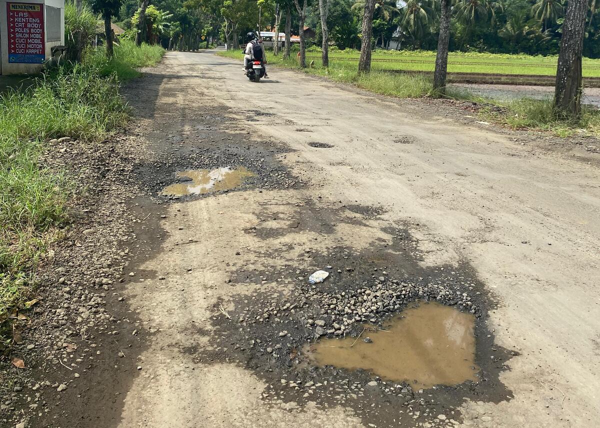 Bertahun-tahun Rusak, Berharap Perbaikan Ruas Jalan Mewek-Kalimanah Dipercepat