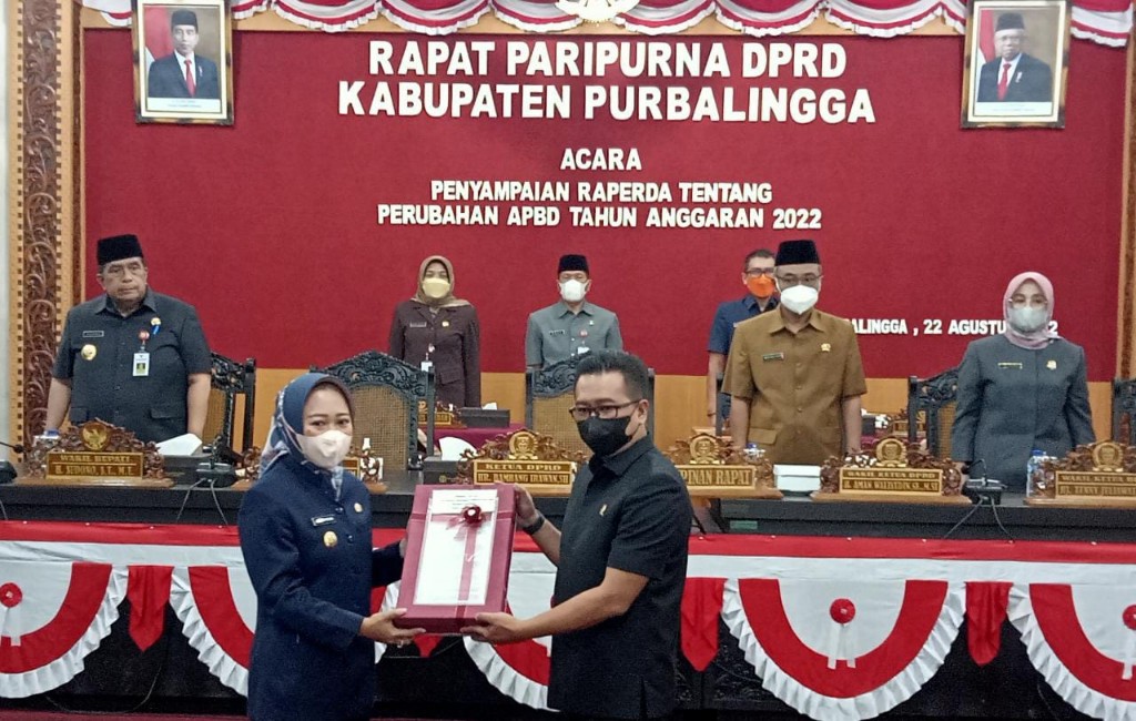 Bupati Purbalingga Serahkan Raperda Perubahan APBD 2022, Pendapatan Daerah Direncanakan Naik